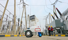  A 5G intelligent inspection robot works with operation and maintenance personnel to inspect power supply equipment at dingyuan Station of the Beijing-Shanghai High-speed Railway in Chuzhou, East China's Anhui Province, Jan. 17, 2022.