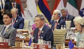 Chinese Premier Li Qiang (C) and European Commission President Ursula von der Leyen at the G20 summit in New Delhi, September 2023