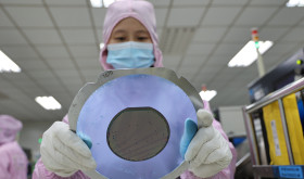 A worker produces semiconductors at a workshop of a semiconductor manufacturer in Binzhou, East China's Shandong Province, Jan 9, 2022.